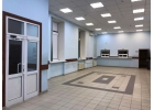 Первая линия домов, густонаселнный жилой масив, высокий автомобильный трафик в